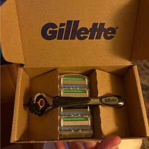 Gillette Razor with 4  Blades!